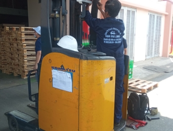 Xe nâng tay bị tụt hơi, nguyên nhân và cách khách phục